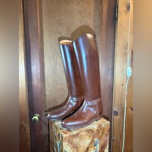 Equestrian boots